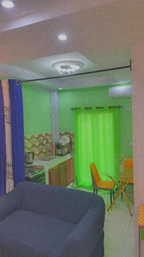 Résidence Logbessou,cuisine americaine,internet, balcon, Canalsat, Gardien,Menagere sur place